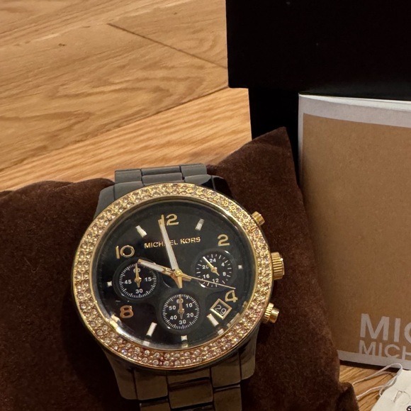 Michael Kors MK5270 Runway Women's Watch Black Ceramic Chronograph Crystal EUC - Picture 3 of 7